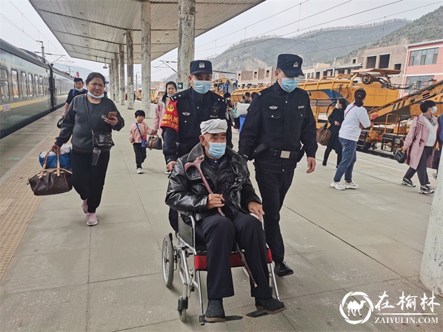 民警帮助出行不便旅客进站乘车