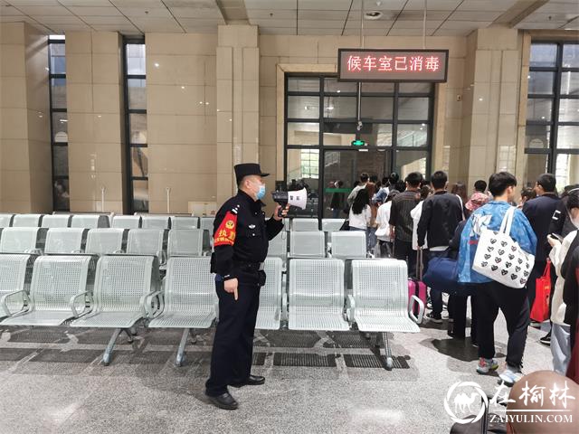 旅客粗心大意丢背包，延安站派出所民警热心帮送回