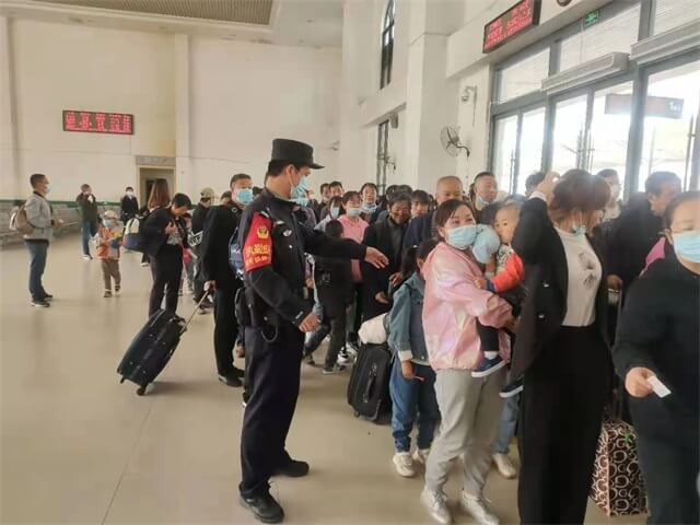 绥德铁警全警动员 护航“五一”返程高峰