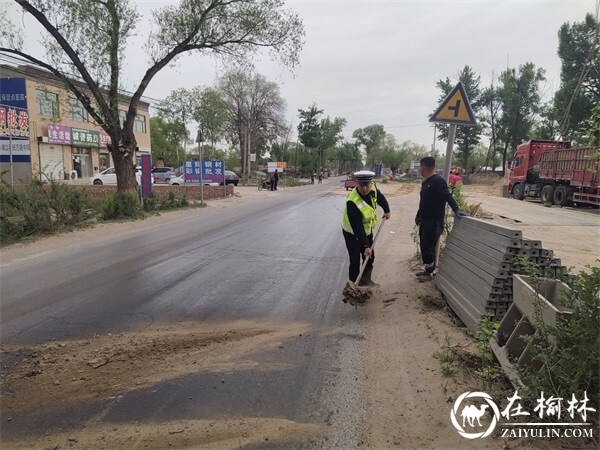 百米油污路面险情频发，靖边交警奔现场排险情获点赞