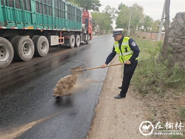 百米油污路面险情频发，靖边交警奔现场排险情获点赞