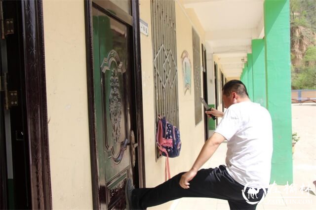 清涧公安乐堂堡派出所开展校园防恐防暴演练进校园活动