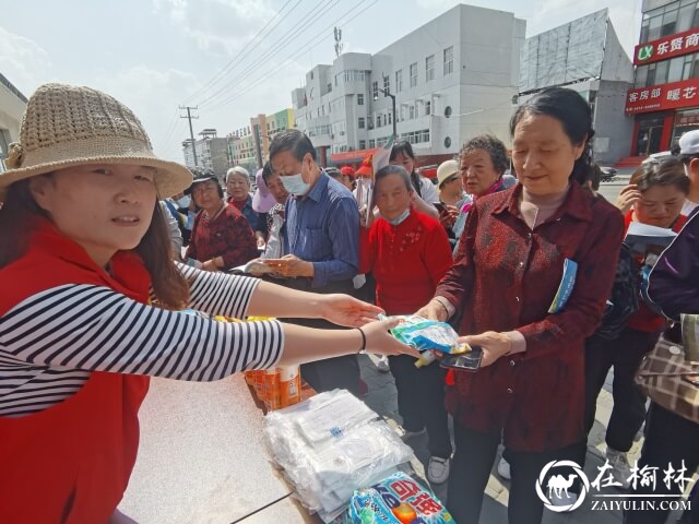 榆阳区驼峰办东岳路社区开展创卫复审宣传活动