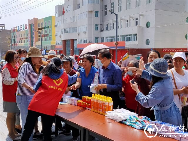 榆阳区驼峰办东岳路社区开展创卫复审宣传活动