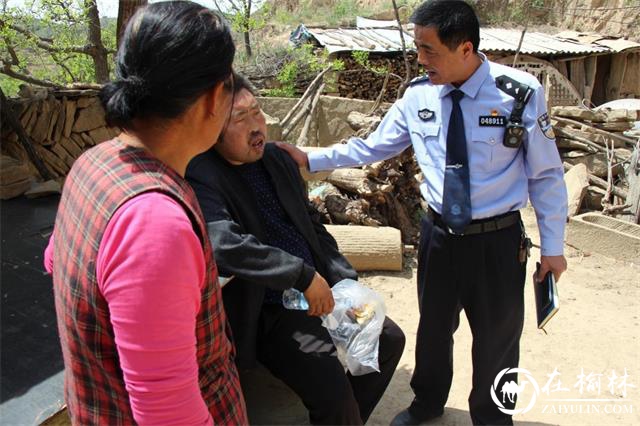 男子饥饿难耐瘫倒路边，清涧民警伸出援手暖心救助