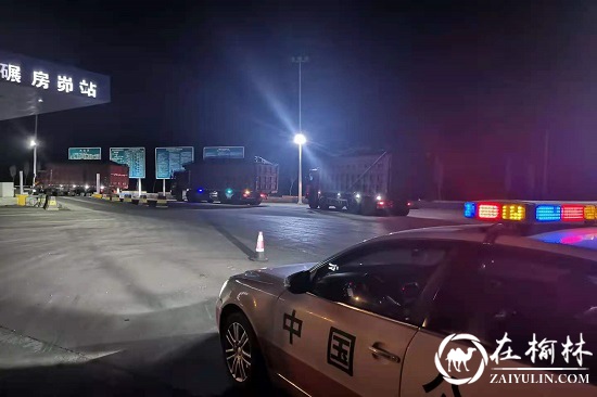 神木市碾房峁治超站路警联合开展夜间治超突击行动