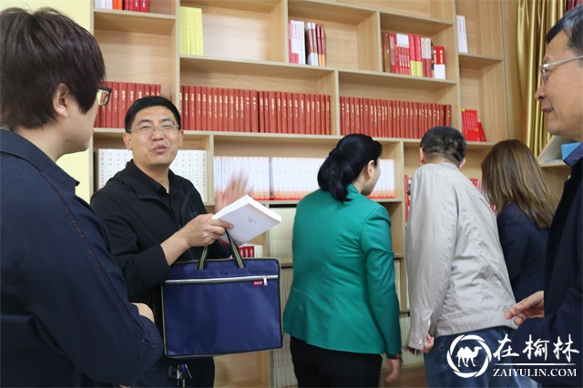 沙河办榆康社区联合榆林市委宣传部开展党史书籍捐赠活动