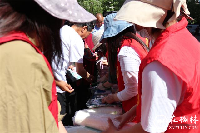 榆阳区驼峰办桃源路社区开展计生协会宣传服务活动