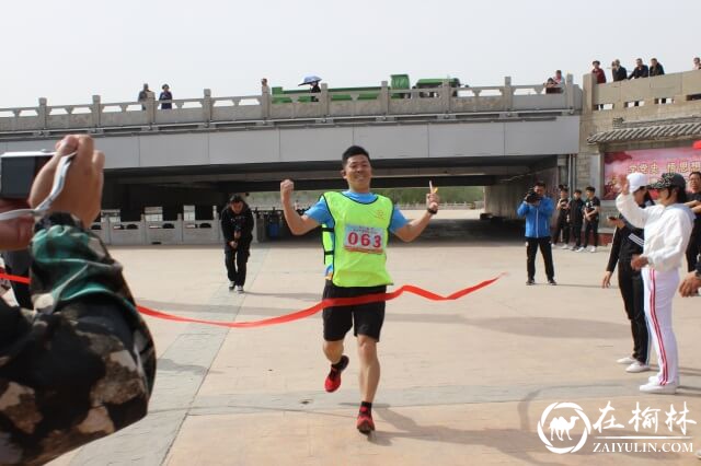 榆林市榆溪河畔迷你马拉松，百余名选手激情开跑