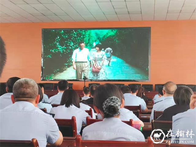 靖边县公安局组织局机关全体民警辅警观看电影《袁隆平》