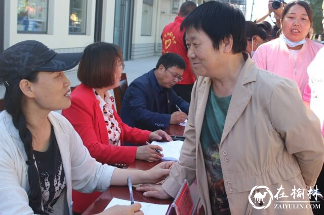 我为群众办实事|榆阳区崇文办学院社区开展人大代表接访和综合宣传活动