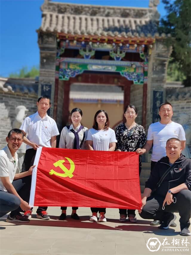 榆阳区新明楼街道灵秀街社区开展行走的红色课堂系列活动