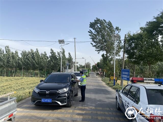 蒲城铁警在铁路道口开展法制安全宣传活动