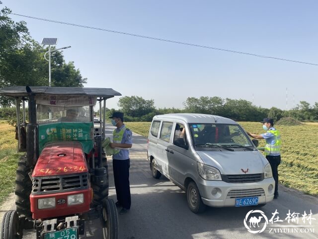 蒲城铁警在铁路道口开展法制安全宣传活动