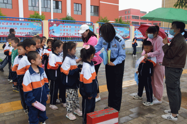靖边公安民警利用放学时间开展防拐防骗宣传活动