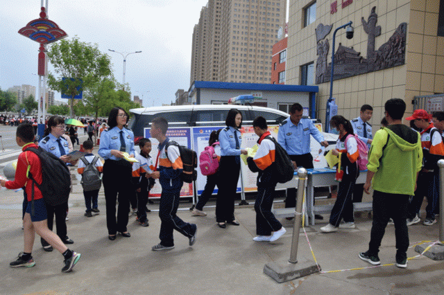 靖边公安民警利用放学时间开展防拐防骗宣传活动