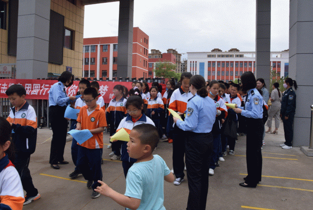 靖边公安民警利用放学时间开展防拐防骗宣传活动