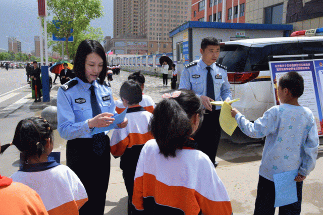 靖边公安民警利用放学时间开展防拐防骗宣传活动