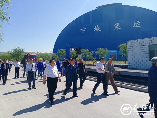 府谷县作家协会30余名会员走进企业采风