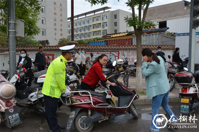 靖边交警多点发力护航中考