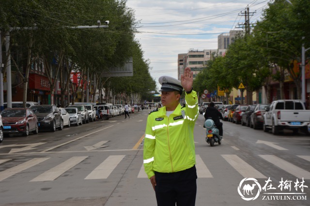 靖边交警多点发力护航中考