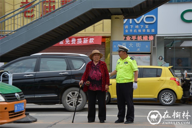 靖边交警多点发力护航中考