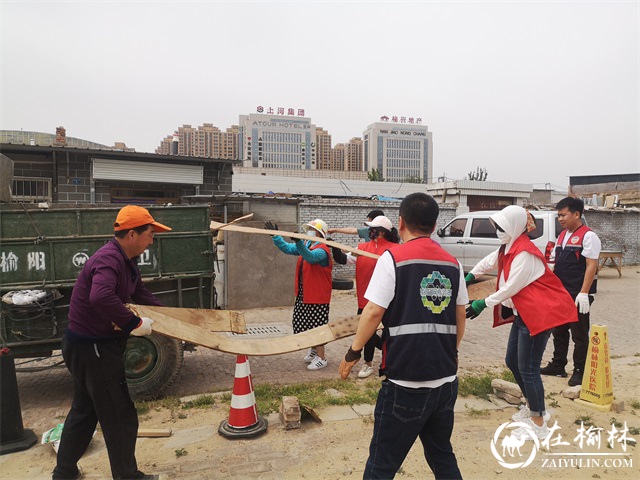 榆阳区航宇路街道办松林路社区开展迎国卫复审环境大整治志愿服务活动