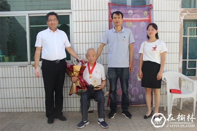 榆阳区崇文路街道芹涧路社区举办“光荣在党50年”纪念章颁发仪式