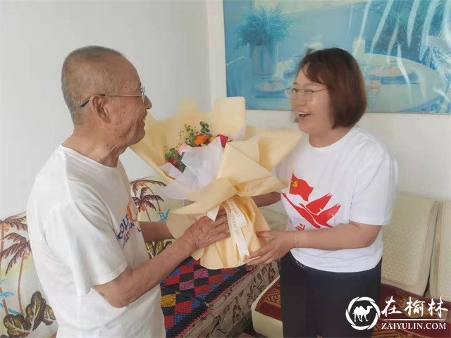 崇文路街道崇文路社区党支部上门为老党员颁发“光荣在党50年”纪念章