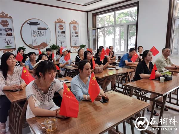 榆阳区鼓楼街道普惠泉社区组织观看庆祝建党100周年大会直播