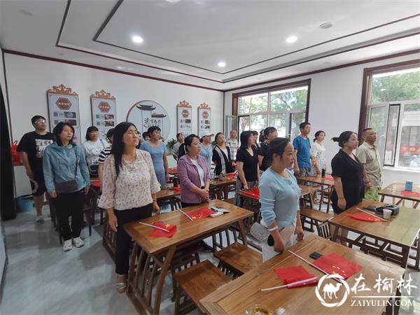 榆阳区鼓楼街道普惠泉社区组织观看庆祝建党100周年大会直播