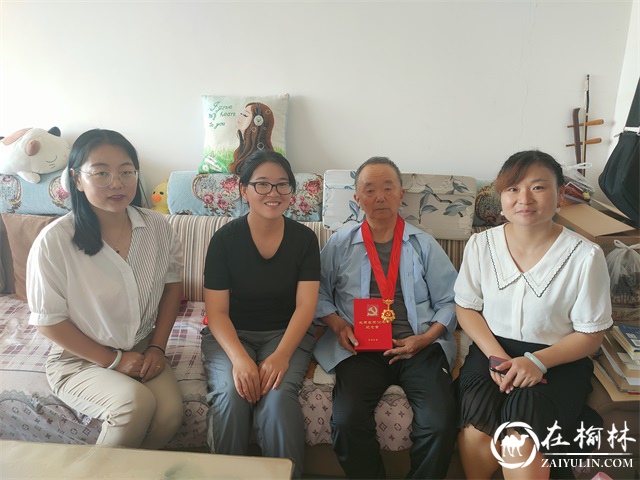 榆阳区驼峰办桃源路社区为行动不便老党员颁发“光荣在党50年”纪念章