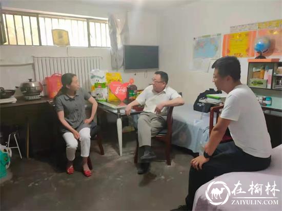 榆阳区崇文路街道人大工委组织人大代表开展“爱心暖家”活动