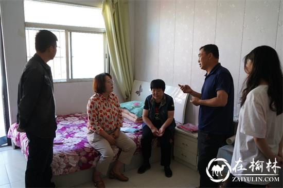 榆阳区崇文路街道人大工委组织人大代表开展“爱心暖家”活动