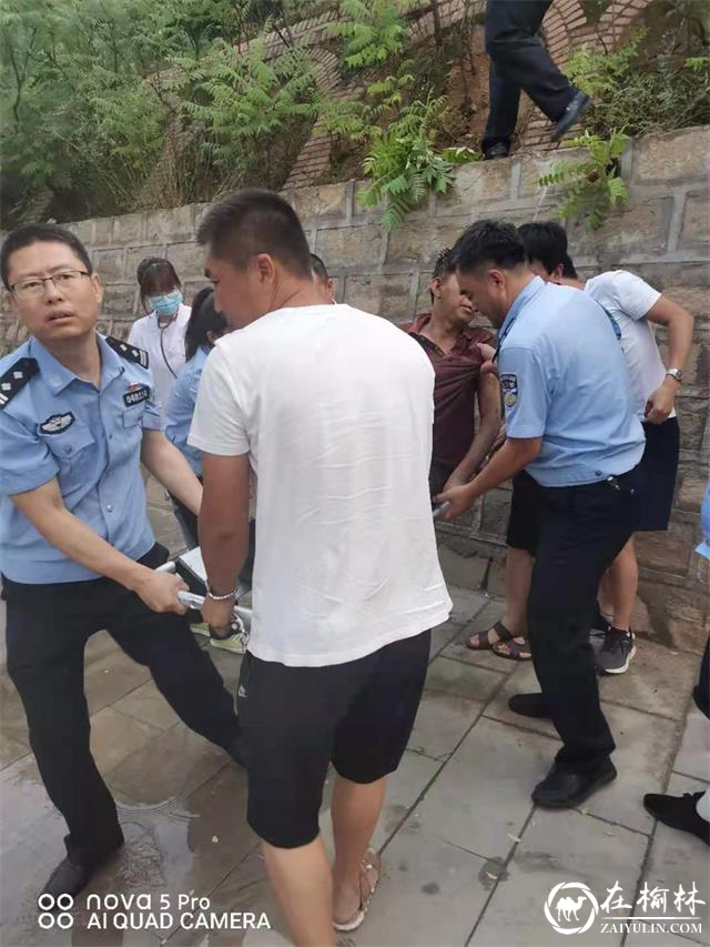 清涧县一醉酒男子不慎跌落山坡，民警及时救助脱险
