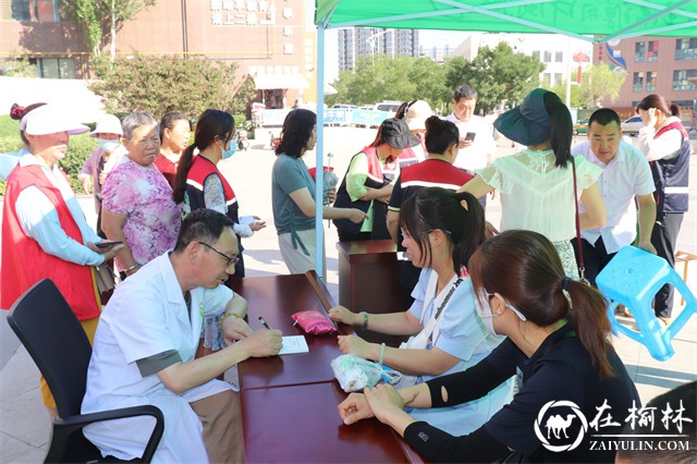 榆阳区沙河办阳光城社区联合市委统战部开展爱心义诊活动