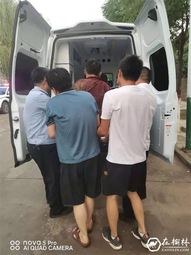 清涧县一醉酒男子不慎跌落山坡，民警及时救助脱险