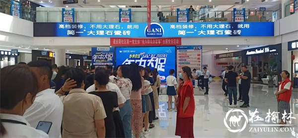 明珠路街道建业路社区联合三官会卫生服务中心把疫苗接种点“搬进”商场