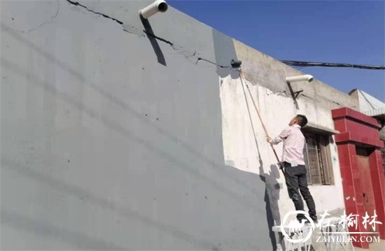 榆阳区崇文办春苑社区粉刷巷道墙体，美化辖区环境