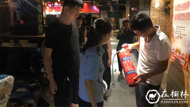 崇文办学院社区联合崇文路市场监管所开展安全隐患大排查