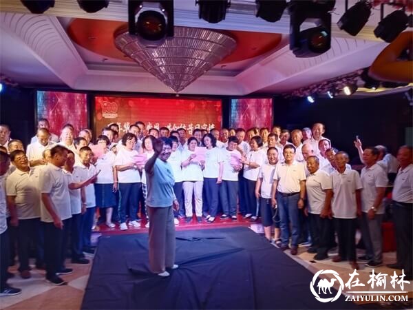 47年后重聚首,府谷县新民中学70余名七四届师生举行同学会