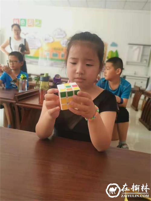 益智创新 相伴童行——沙河办曼哈顿小区网格党支部举办少儿魔方比赛