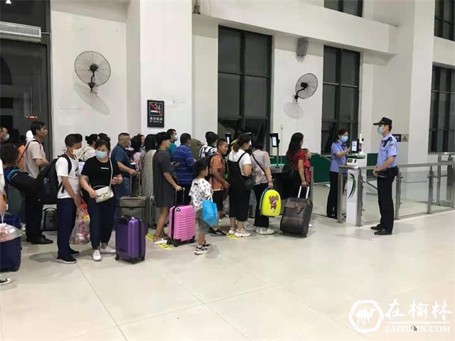 受河南暴雨影响多名旅客滞留绥德火车站，民警积极做好安抚