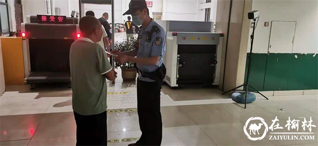 受河南暴雨影响多名旅客滞留绥德火车站，民警积极做好安抚