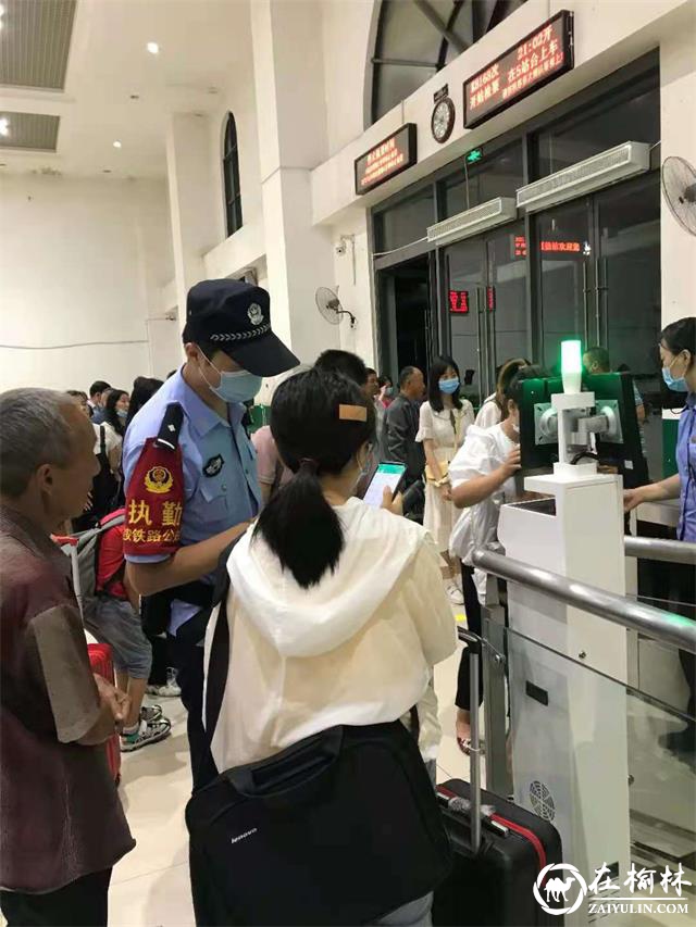 受河南暴雨影响多名旅客滞留绥德火车站，民警积极做好安抚