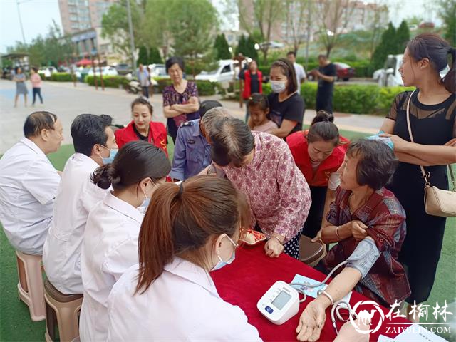 榆阳区明珠路街道三辰社区持续开展义诊活动，为群众健康保驾护航