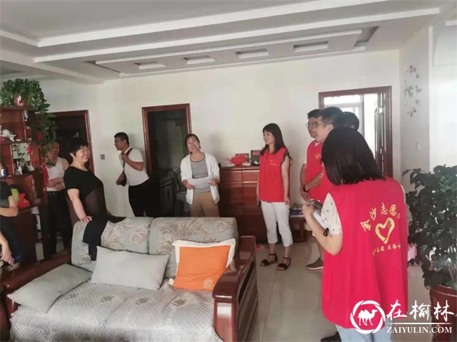 金沙路街道福利路社区开展“八一”走访慰问活动