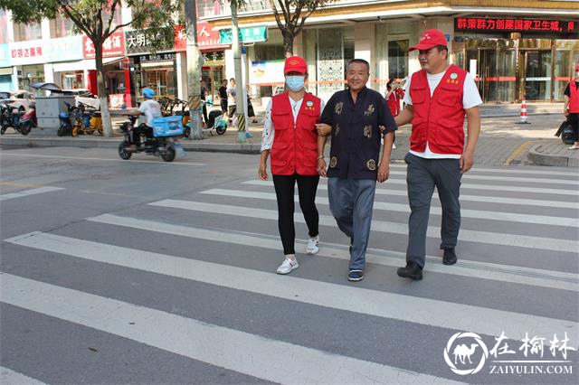 榆阳区崇文路街道学院社区开展“迎十四运会”文明交通劝导志愿服务活动