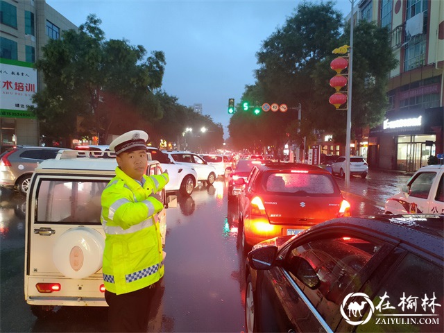 靖边交警：飒飒秋雨中坚守的是一份责任
