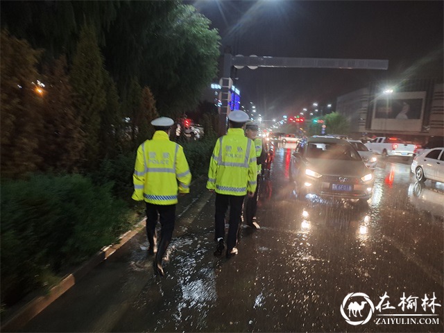 靖边交警：飒飒秋雨中坚守的是一份责任